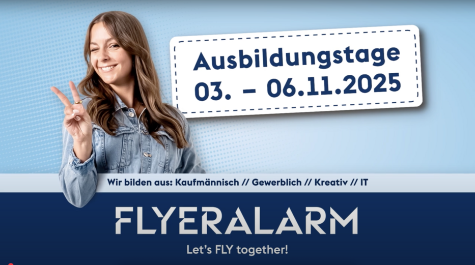 Thumbnail mit einer jungen Frau in Jeansjacke, die lächelnd ein Peace-Zeichen zeigt. Daneben ein Schild mit dem Text ‚Ausbildungstage 03.–06.11.2025‘. Unten das Logo von FLYERALARM mit dem Slogan ‚Let’s FLY together!‘ sowie Hinweis auf Ausbildungsbereiche